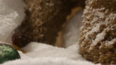 Noel arifesi. Yeni yıl beklentisi. Oyun topu vitrinde. Noel dekoru