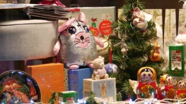 Şehir merkezinde işlek bir caddede hediyelik eşya dükkanı. Noel süslemeleri sergileniyor