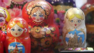 Şehir merkezinde işlek bir caddede hediyelik eşya dükkanı. Rus boyalı bebekler.