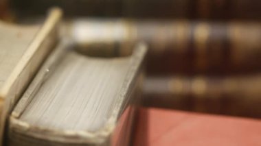 Vitrindeki antika kitaplardan. Eski kitap ciltleri. Hediyelik eşya dükkanı