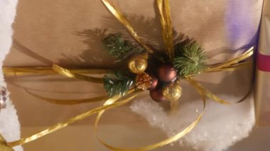 Vitrindeki çelenklerle süslenmiş Noel süsleri. Turistik bölge. Noel Arifesi