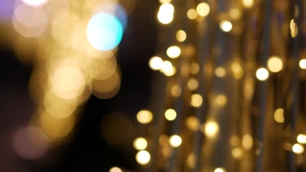 Αφηρημένο χριστουγεννιάτικο φόντο σε bokeh. Φώτα που αναβοσβήνουν γιρλάντα στη θολούρα. — Αρχείο Βίντεο