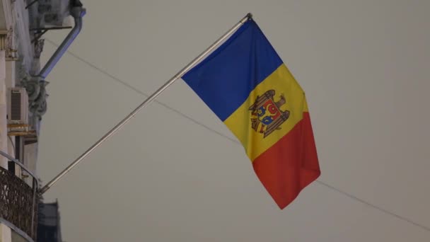 La bandiera della Moldavia sul palo sventola nel vento. Palazzo dell'Ambasciata — Video Stock