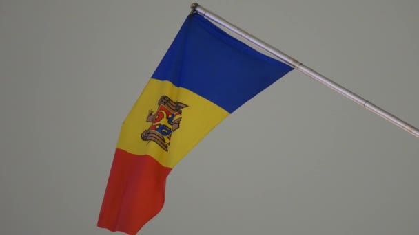 Flaga Mołdawii na biegunie macha na wietrze. Budynek ambasady — Wideo stockowe