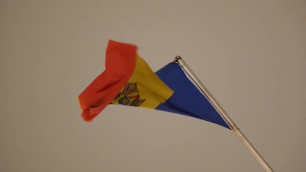 Moldaviens flagga på pålen vinkar i vinden. Ambassadbyggnad — Stockvideo