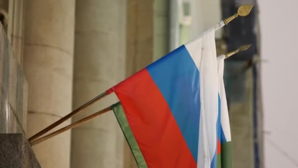 Flagge Russlands auf dem Gebäude des Föderalen Gerichtsvollziehers. Grüne Flagge — Stockvideo