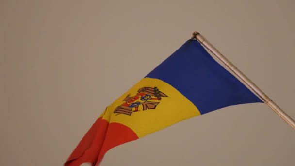 Moldaviens flagga på pålen vinkar i vinden. Ambassadbyggnad — Stockvideo