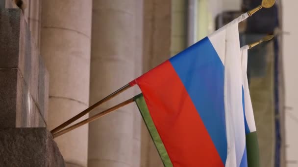 Flagge Russlands auf dem Gebäude des Föderalen Gerichtsvollziehers. Grüne Flagge — Stockvideo