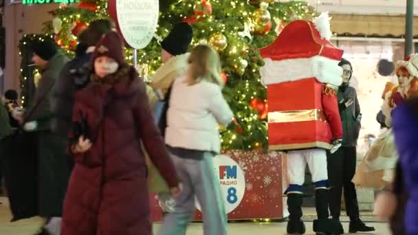 Neujahrsbaum mit Dekoration in der Innenstadt. Animatoren in Kostümen. Der Mensch — Stockvideo