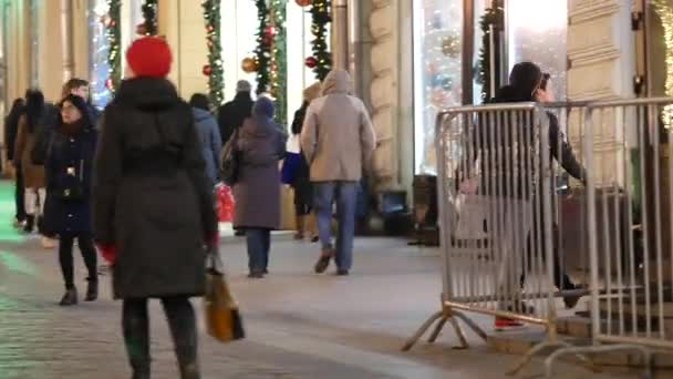 L'agitation du Nouvel An dans la rue. Promenade des passants dans l'avenue de la ville du soir — Video