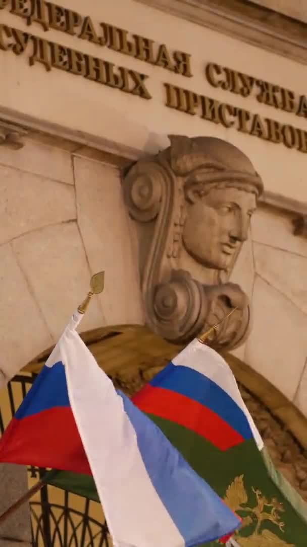 National flag of Russia on staff on building of Federal Bailiff Service — Stock Video