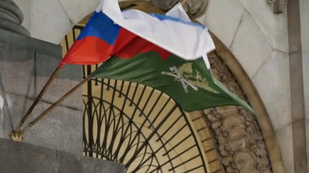 National flag of Russia on staff on building of Federal Bailiff Service. Green f — Stock Video