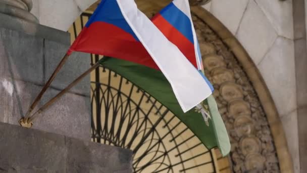 Государственный флаг России на штабе по строительству Федеральной службы судебных приставов. Зеленый f — стоковое видео