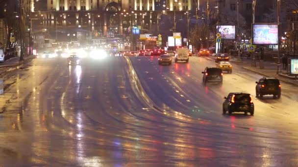 Cars traffic near Paveletsky railway station on garden ring at dusk — Stock Video