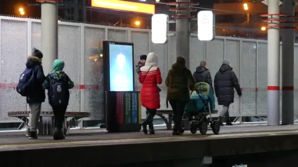 人々はプラットフォームに沿って歩く。モスクワ中央円での待ち列車について｜MCC — ストック動画