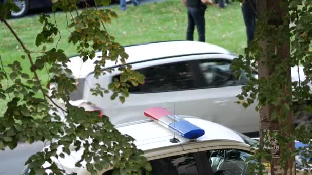 C'e 'un'auto della polizia di pattuglia sulla strada. Le auto stanno passando. Automobile bianca — Video Stock