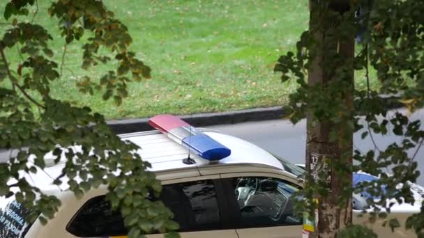 C'e 'un'auto della polizia di pattuglia sulla strada. Le auto stanno passando. Automobile bianca — Video Stock