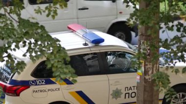 Beyaz Mitsubishi polis arabası yolda duruyor. Polis araçlarının özel renkleri