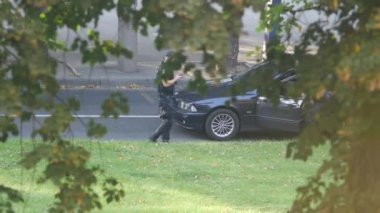 Devriye polisleri davetsiz misafirlerin arabasını durdurdu. Siyah kurşun geçirmez yelekli adamlar. Tutuklama