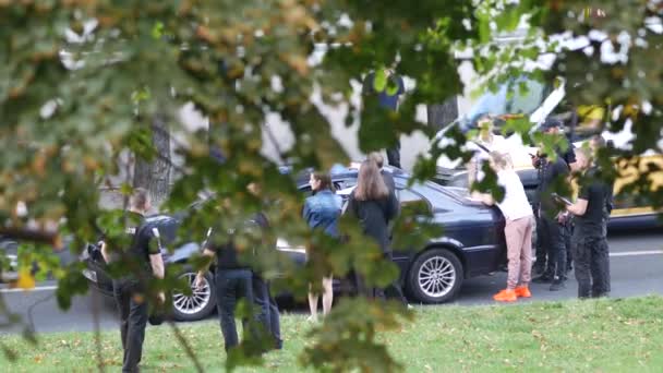 La policía detuvo el auto de los intrusos. Hombres con chalecos antibalas negros. Detención — Vídeos de Stock