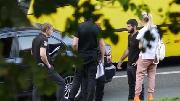 Policajti zastavili auto vetřelců. Muži v černých neprůstřelných vestách. Zatčení — Stock video