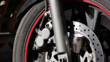 Yolun kenarında park etmiş bir motosiklette beyaz motosiklet kaskı. Motosiklet sürücüsü koruyucu