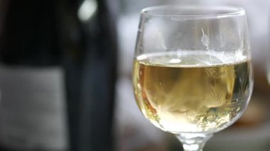 Su bardağında hava kabarcıkları yükselir. Şampanya ile kristal bardak. Camdan şarap.