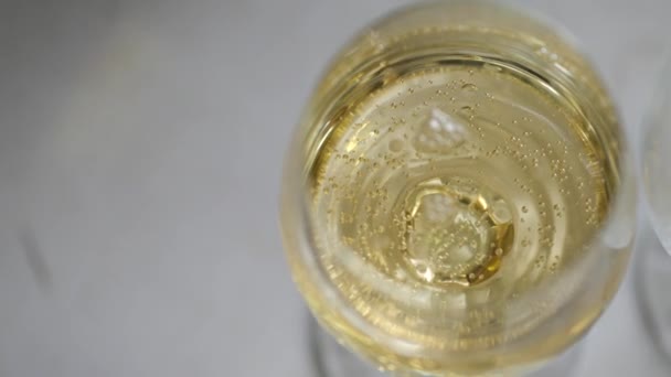 Luchtbellen stijgen op in drinkglas. Kristalglas met champagne. Schietzijde glas — Stockvideo