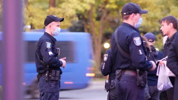 Agenten communiceren met slachtoffers en getuigen van misdrijven. Mannen en vrouwen — Stockvideo