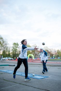Moscow, Rusya Federasyonu - 13 Mayıs 2017: Rus atlet Ekaterina Erasova gün çalışan turnuva bocce volo için metal bir top atar.