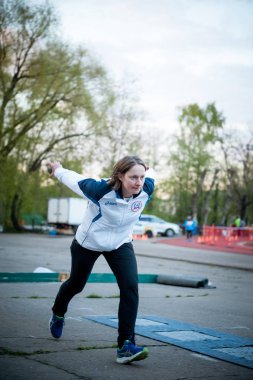 Moscow, Rusya Federasyonu - 13 Mayıs 2017: Rus atlet Ekaterina Erasova gün çalışan turnuva bocce volo için metal bir top atar.