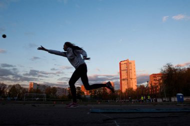 Moscow, Rusya Federasyonu - 13 Mayıs 2017: Rus atlet Yulia Shafenkova gün çalışan turnuva bocce volo için metal bir top atar.