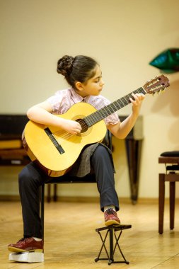 OBNINSK, Rusya - 8 Mart 2018: Çocuk müzik okulu 1 numaralı kutlama konseri.