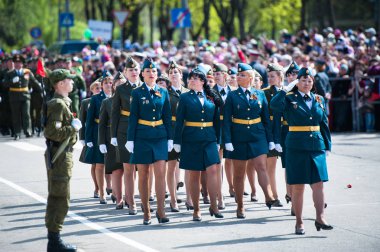 OBNINSK, Rusya - 9 Mayıs 2015: Zafer gününde yürüyen askerler