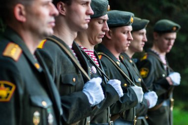 OBNINSK, Rusya Federasyonu - 9 Mayıs 2012: Asker zafer gününde yağmurda sırılsıklam.