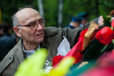 OBNINSK, Rusya - 9 Mayıs 2012: Çiçek zafer gün üzerine döşeme.