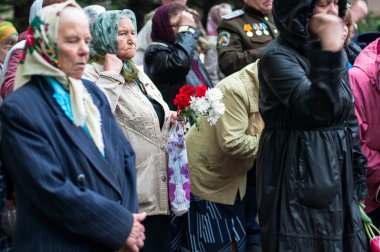 OBNINSK, Rusya Federasyonu - 9 Mayıs 2012: Zafer geçidi katılımcılar zafer gününde yağmurda sırılsıklam.