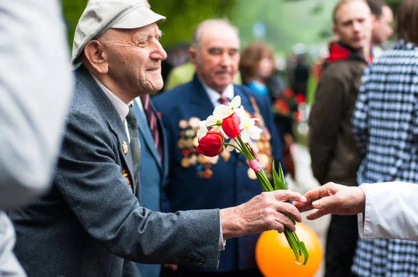 俄罗斯奥布宁斯克 2012年5月9日 一名战争老兵在胜利日接受鲜花作为礼物 — 图库照片