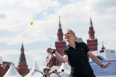 Moskova, Rusya - 30 Mayıs 2013: kız badminton oynamaktan Kızıl meydan