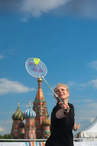 MOSCA, RUSSIA - 30 MAGGIO 2013: Ragazza che gioca a badminton su Piazza Rossa — Foto Stock