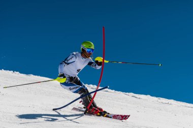 Gudauri, Gürcistan - 28 Mart 2015: Gürcü kayakçı Gürcistan slalom şampiyonu gerçekleştirir