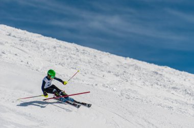 Gudauri, Gürcistan - 28 Mart 2015: Gürcü kayakçı Gürcistan slalom şampiyonu gerçekleştirir