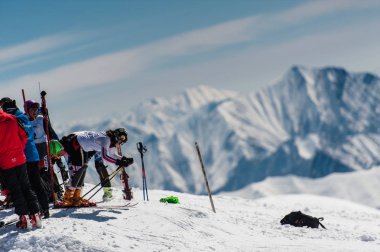 Gudauri, Gürcistan - 28 Mart 2015: Gürcü kayakçı Gürcistan slalom şampiyonu gerçekleştirir