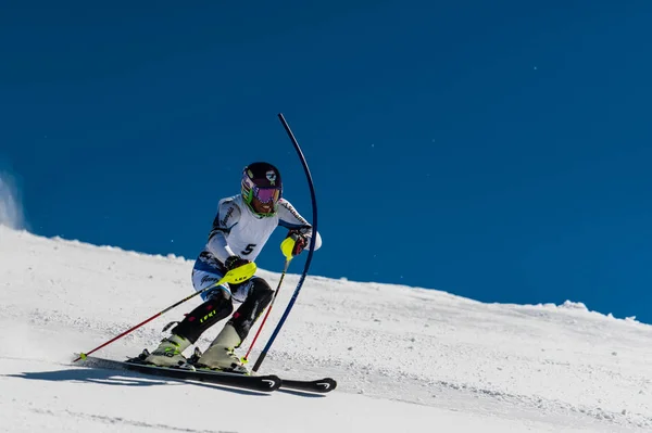 GUDAURI, GEORGIA - MARCH 28, 2015: Georgian skier performs at slalom champion of Georgia — Stock Photo, Image