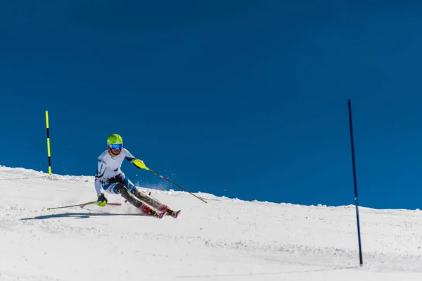 GUDAURI, GEORGIA - MARCH 28, 2015: Georgian skier performs at slalom champion of Georgia — Stock Photo, Image