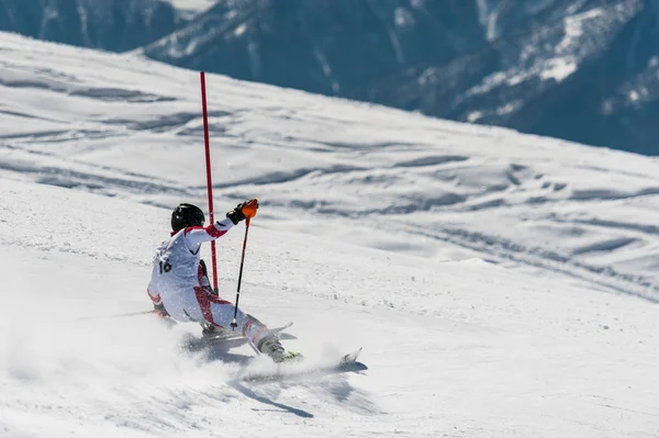 Gudauri, georgien - 28. März 2015: georgischer skifahrer tritt bei slalomweltmeister von georgien auf — Stockfoto