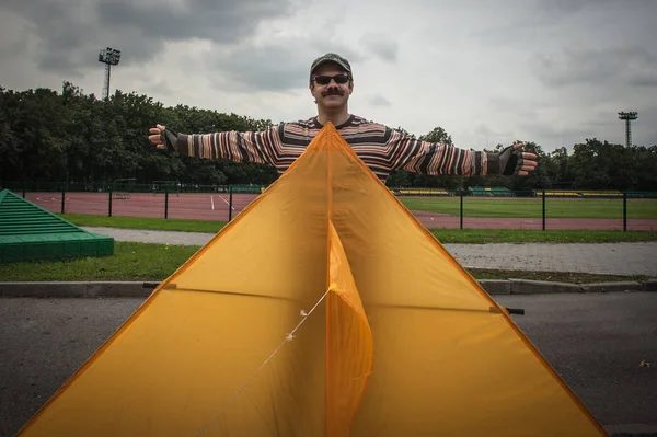 Μόσχα Ρωσία Αυγούστου Άνθρωπος Εγκαινιάζει Μια Χαρταετός Αέρα — Φωτογραφία Αρχείου