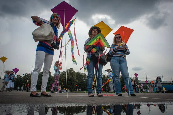 MOSCA, RUSSIA - 30 AGOSTO 2013: Le ragazze lanciano un aquilone — Foto Stock