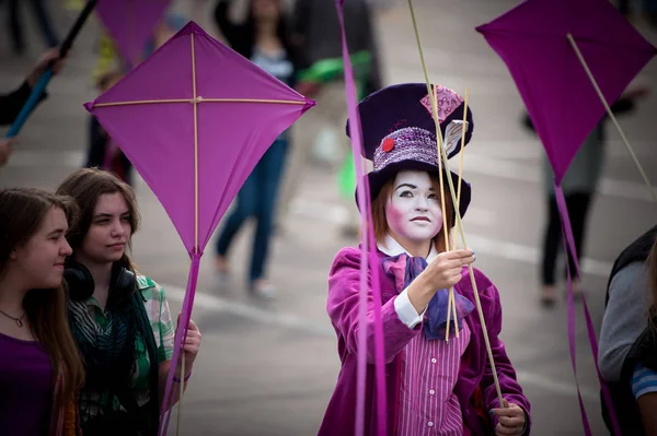 Moscow, Rusya Federasyonu - 30 Ağustos 2013: Kız bir hava uçurtma başlattı
