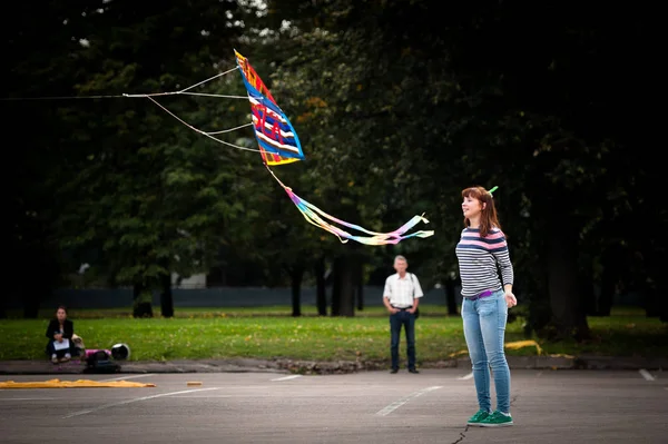 Μόσχα, Ρωσία - Αυγούστου 30, 2013: Το κορίτσι εγκαινιάζει μια χαρταετός αέρα — Φωτογραφία Αρχείου